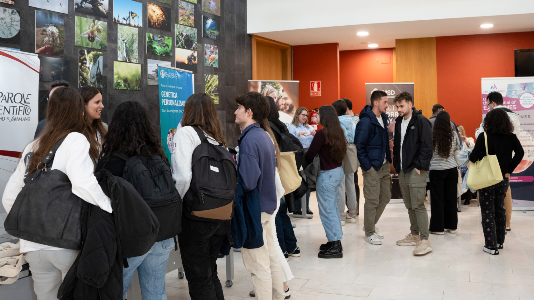 Estudiantes durante las jornadas en el Edificio Dioscórides de la Facultad de Biología