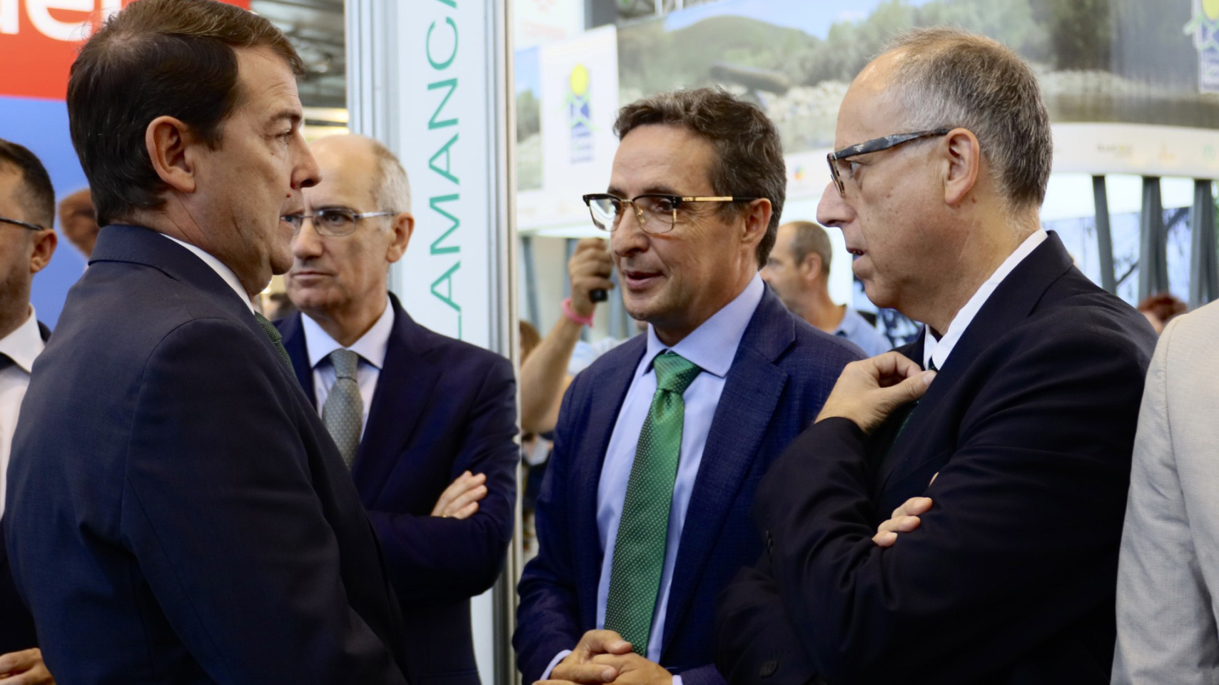 Juan Manuel Corchado, rector de la Universidad de Salamanca; Alfonso Fernández Mañueco, presidente de la Junta de Castilla y León, y José Miguel Mateos Roco, vicerrector de Investigación.