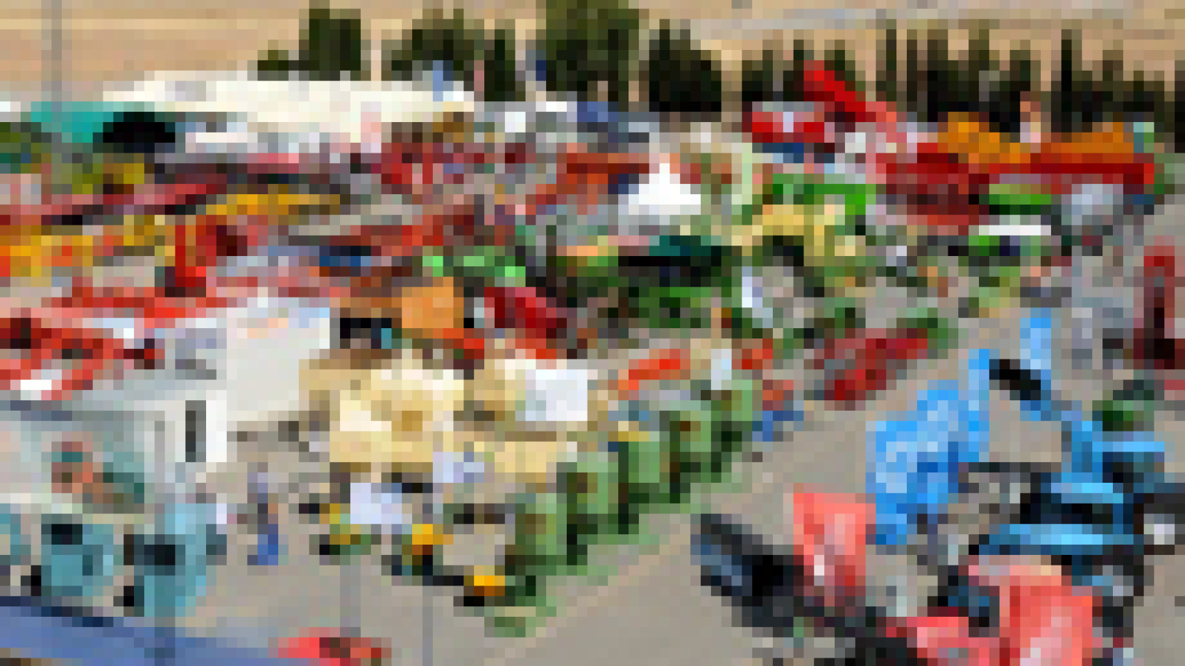 El rector y las autoridades académicas en la mesa presidencial.