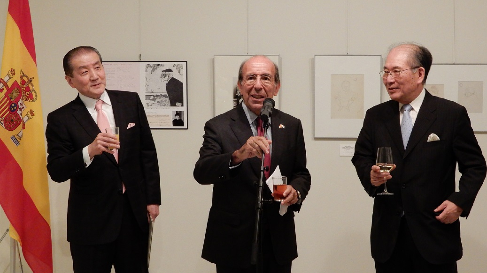 Shiguo Sosyu, fundador de la Galería Toshima Yasumasa; Gonzalo de Benito, embajador de España en Japón, y Galería conmemorativa Toshima Yasumasa, y Katsuyuki Tanaka, presidente de la Asociación de la Universidad de Salamanca en Japón, inauguraron la exposición