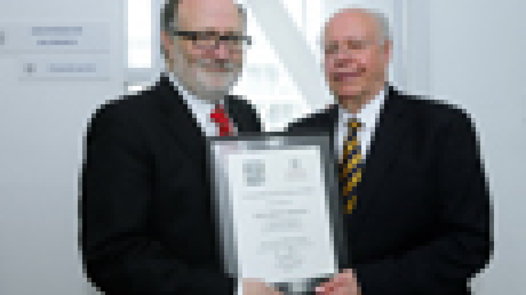 Foto de familia tras la entrega de los Premios ASUS 2014 y el III Premio Garmendia/ASUS de Investigación.