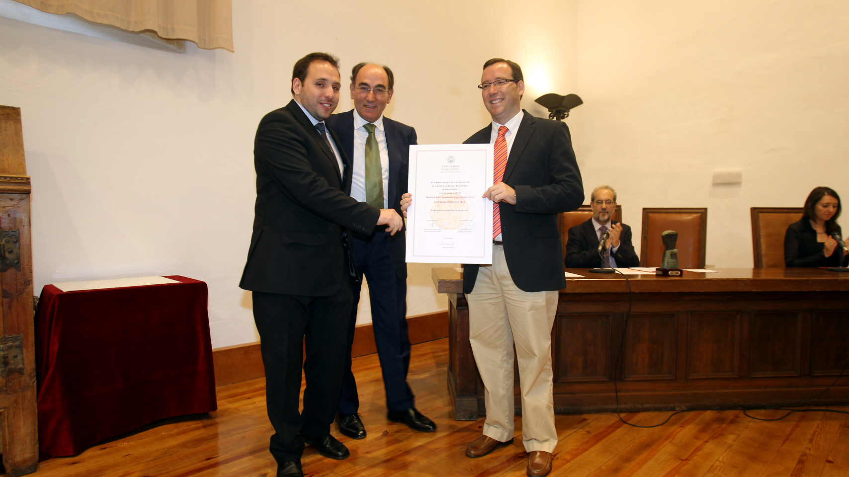 José Ignacio Sánchez Galán hace entrega del premio a Luis Torres Rincón y Javier Gómez Martínez de la empresa GoParallel.
