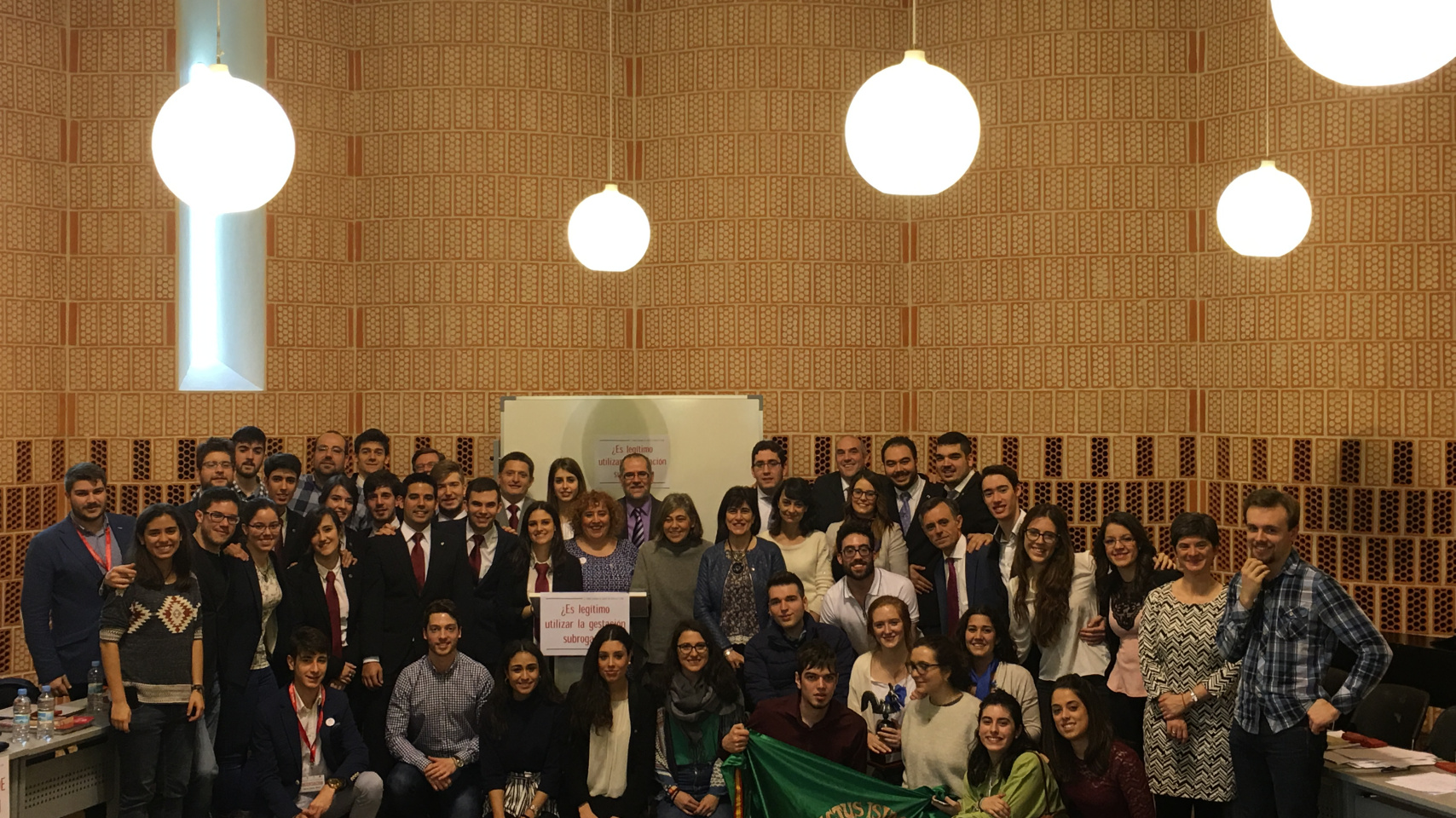 Foto de familia de los participantes en el II Torneo Regional de Debate de Castilla y León