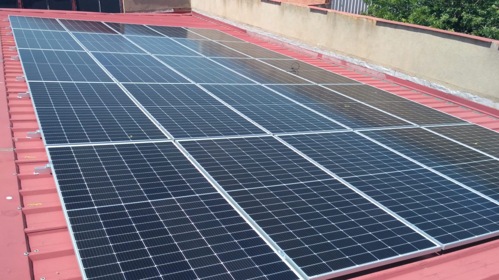 Instalación de los paneles solares de autoconsumo en el Campus Unamuno