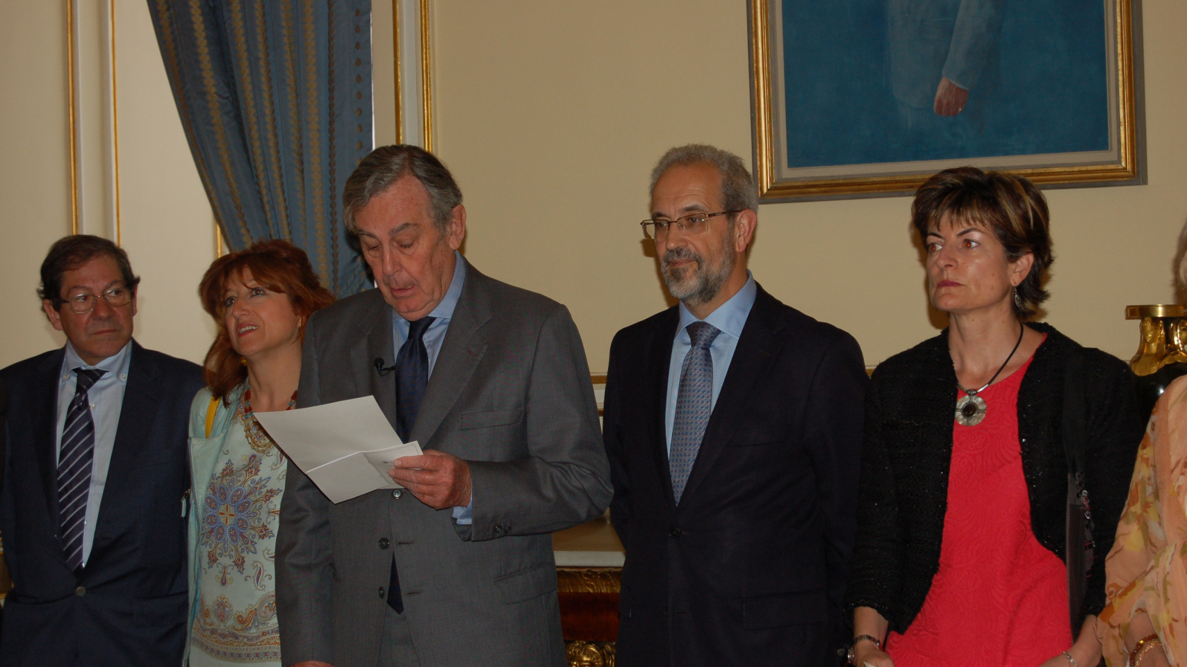 José Rodríguez-Spiteri junto al rector de la Universidad de Salamanca, en el momento de leer el fallo del jurado.