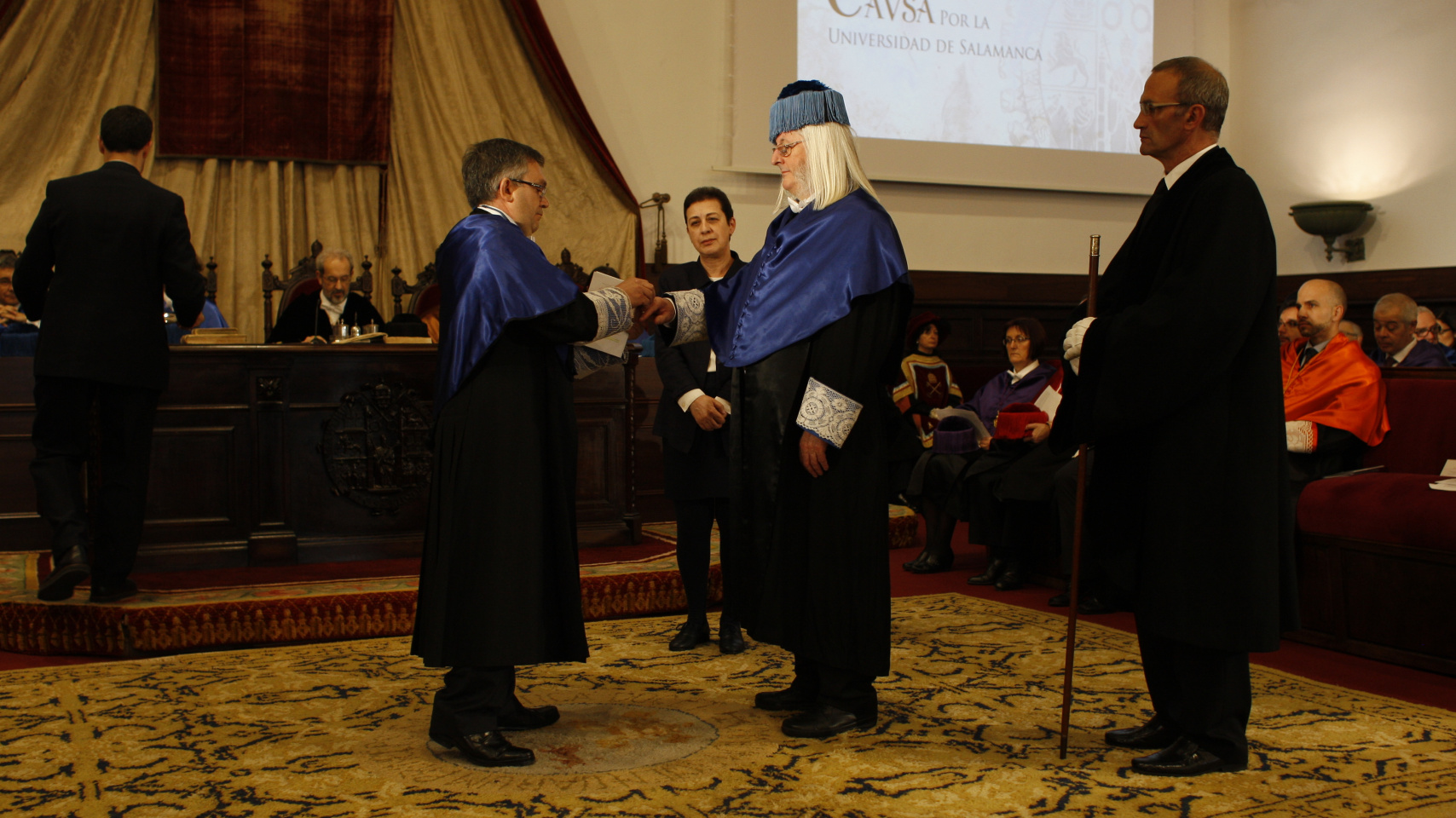 Narciso Martín, entrega el anillo de doctor honoris causa a Stephen G. Davies.