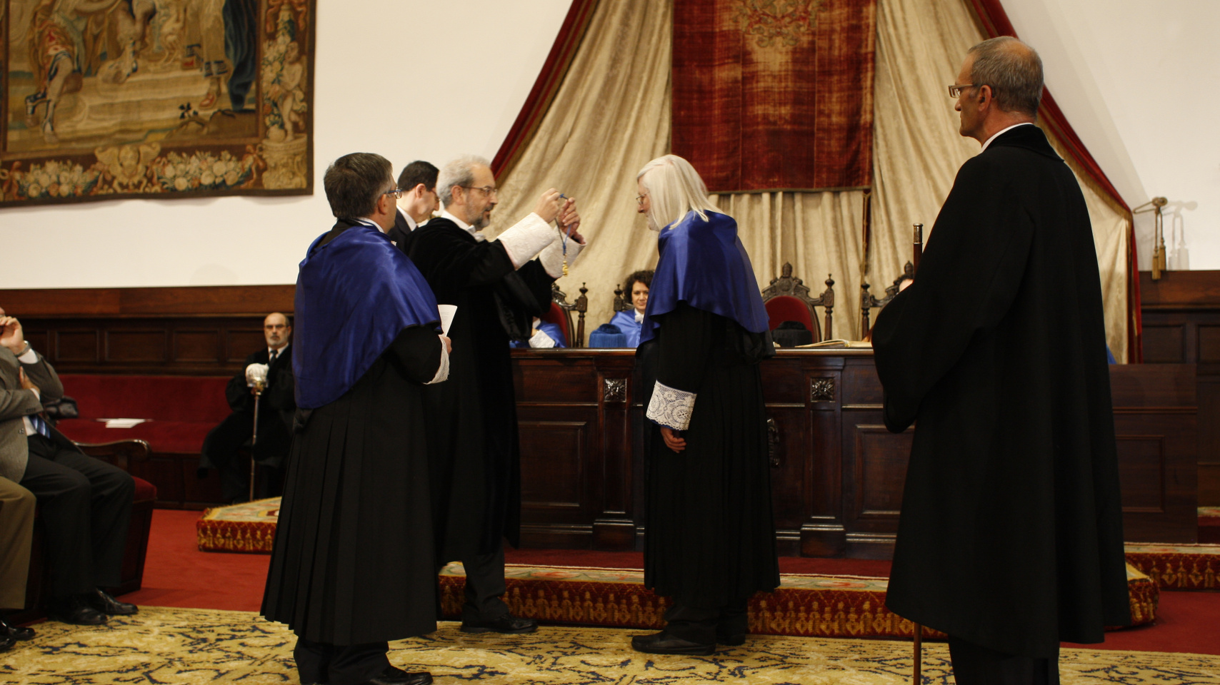 Stephen G. Davies recibe del rector, Daniel Hernández Ruipérez, la medalla.