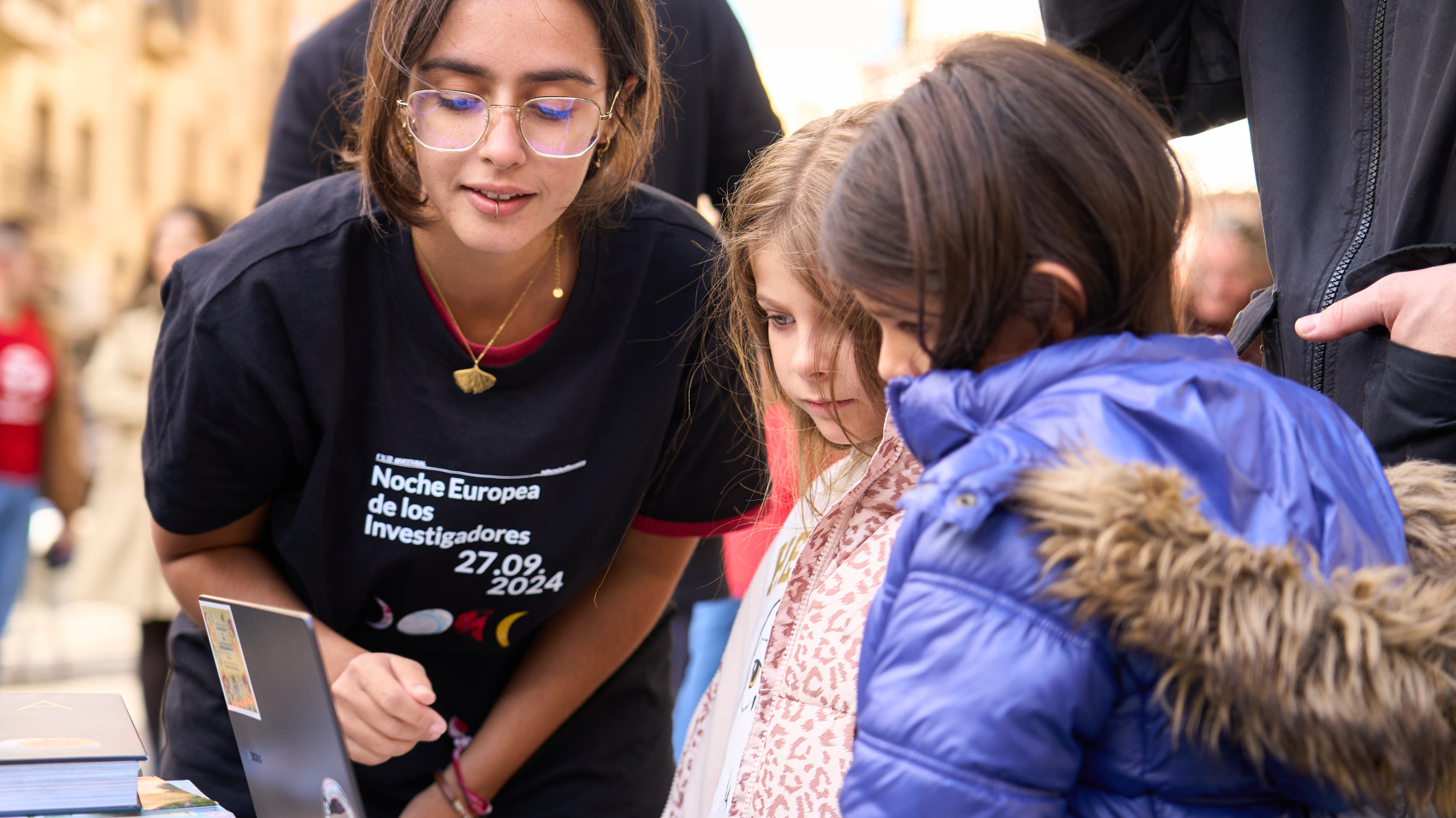 Participantes en la Noche Europea de los Investigadores organizada en la plaza del Oeste.