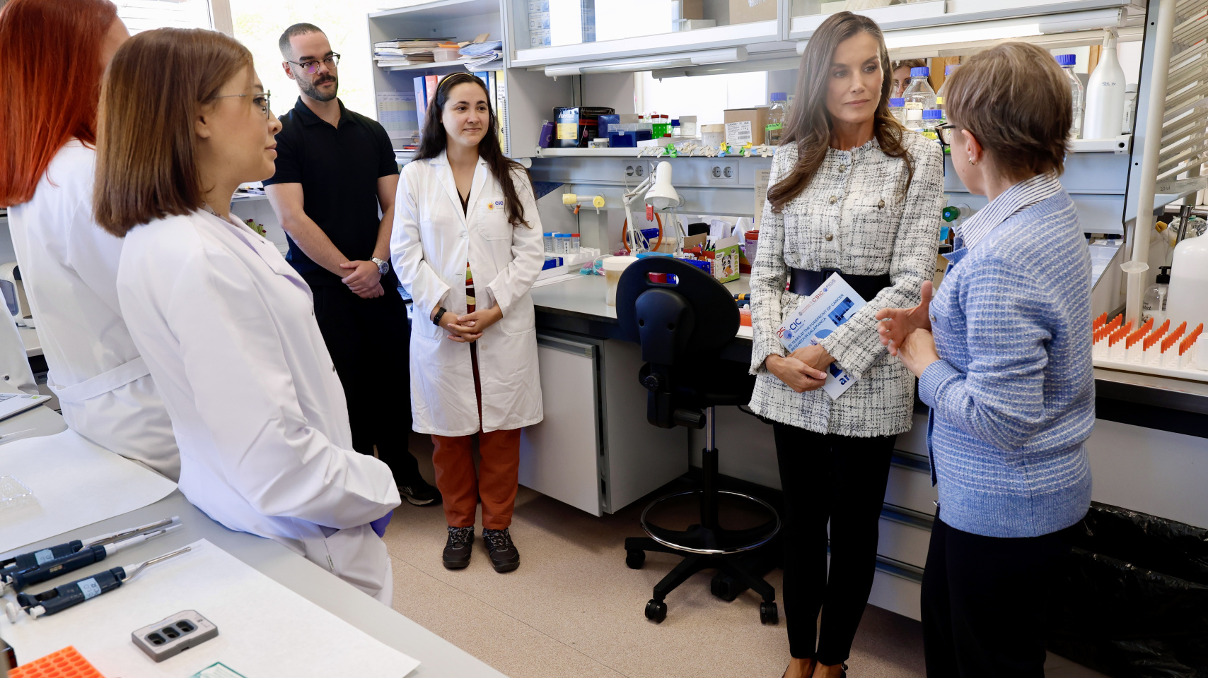 La Reina Letizia conoce los proyectos científicos en curso en su visita al Centro de Investigación del Cáncer de la USAL por su 25º aniversario