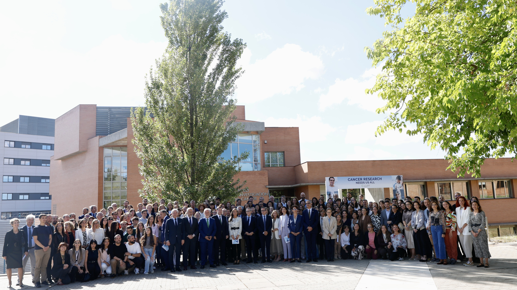 La Reina Letizia conoce los proyectos científicos en curso en su visita al Centro de Investigación del Cáncer de la USAL por su 25º aniversario