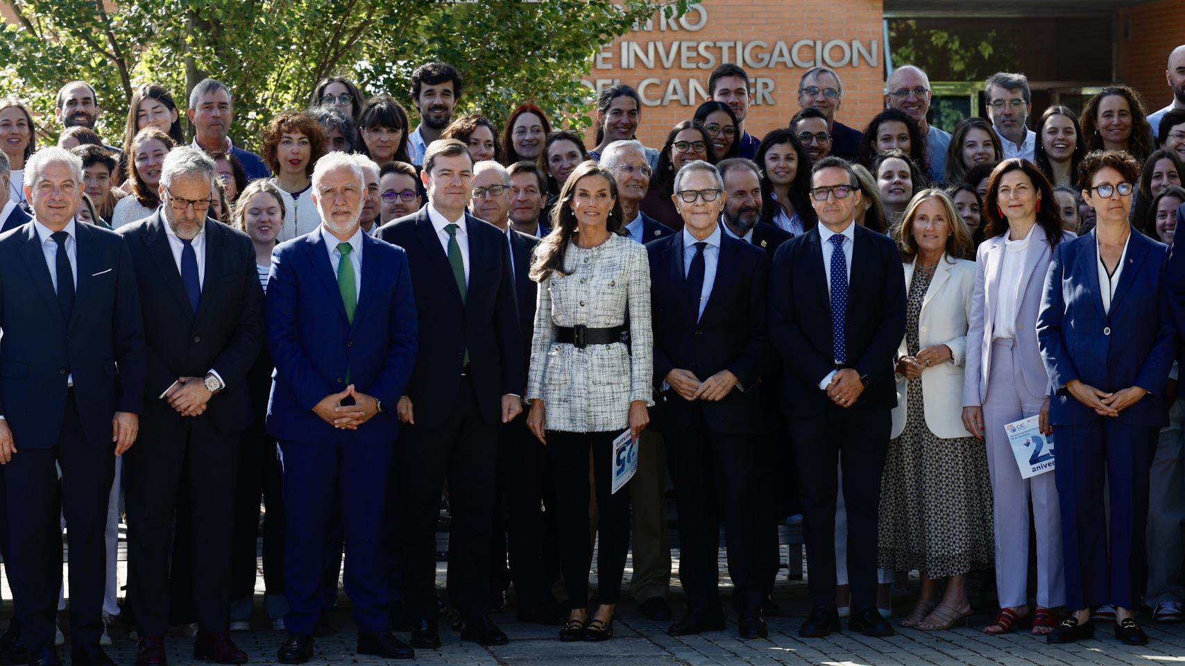 La Reina Letizia conoce los proyectos científicos en curso en su visita al Centro de Investigación del Cáncer de la USAL por su 25º aniversario
