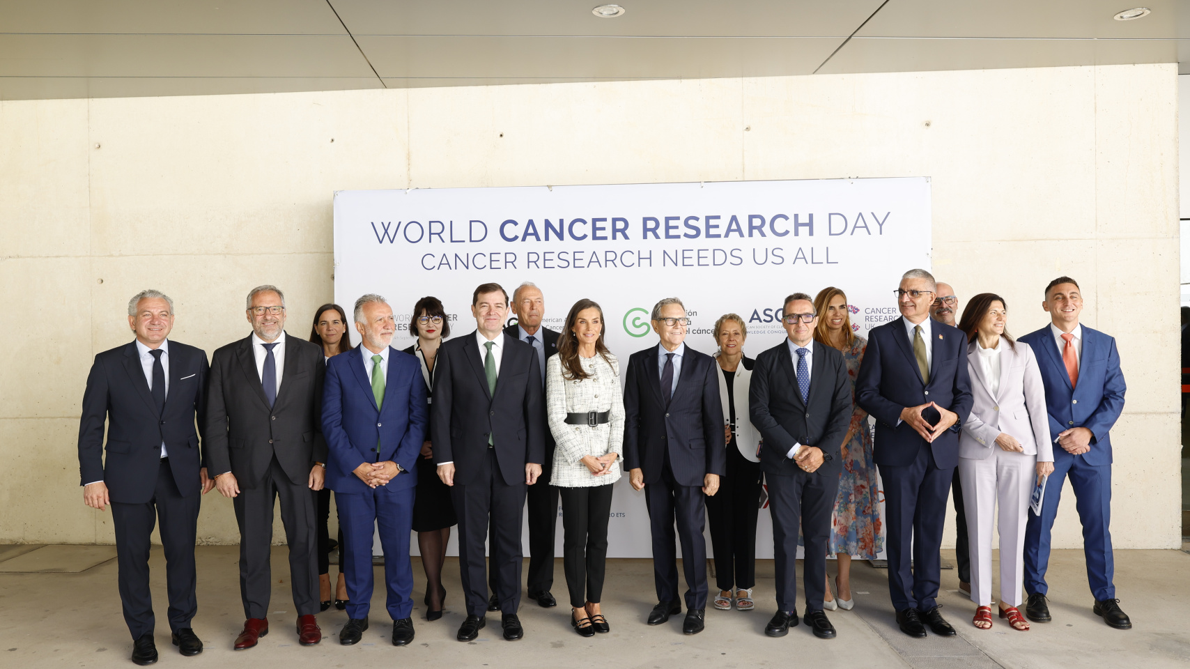La Reina Letizia conoce los proyectos científicos en curso en su visita al Centro de Investigación del Cáncer de la USAL por su 25º aniversario