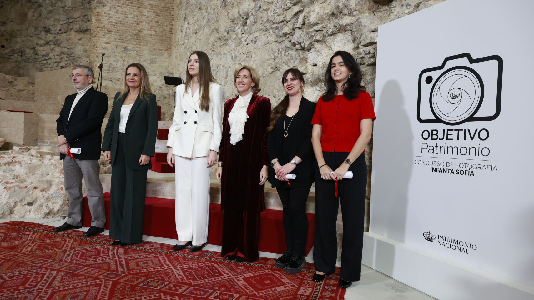 La estudiante de doctorado Emilie Payn (segunda por la derecha) recibe el premio de Fotografía Infanta Sofía