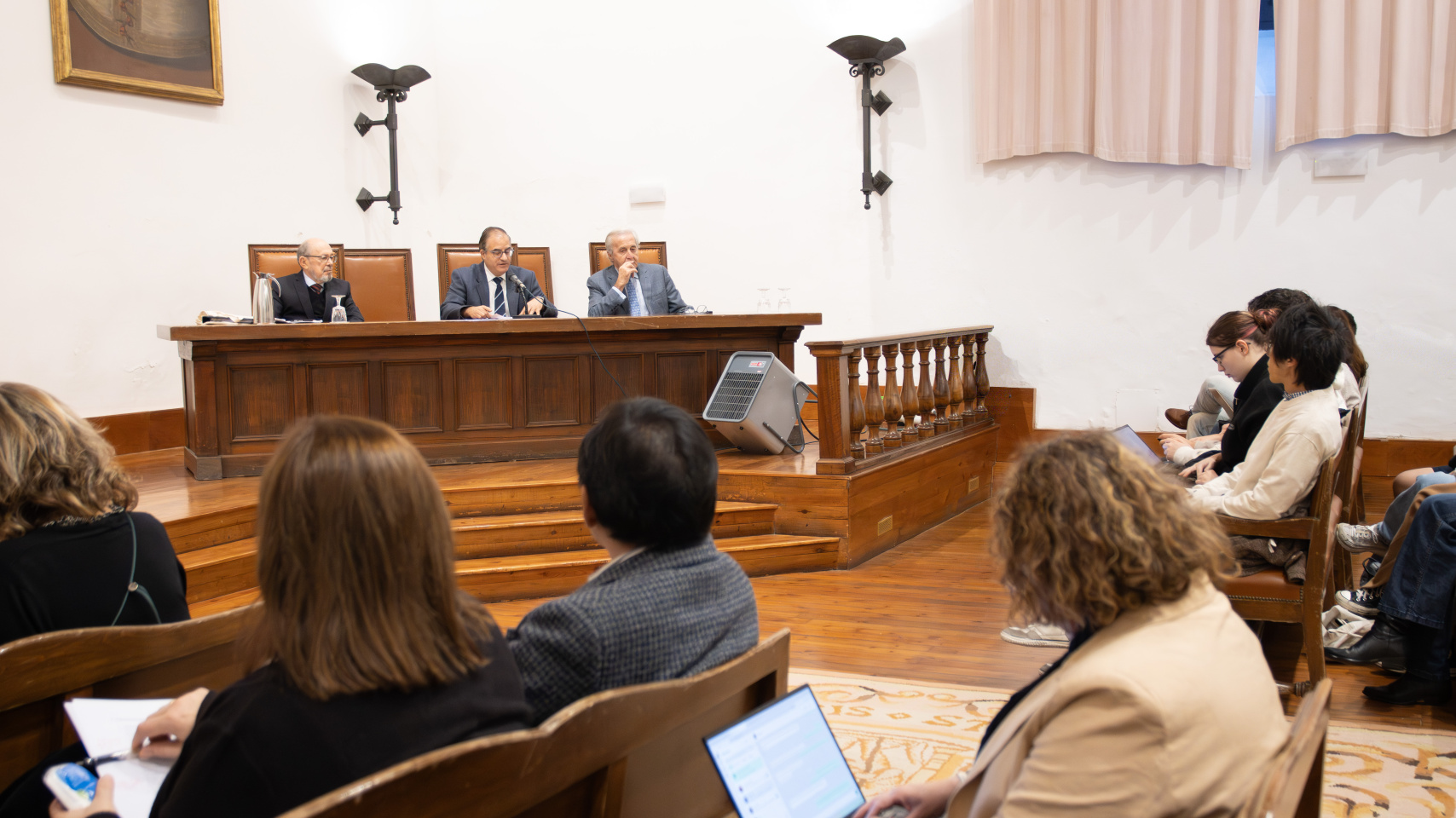 Salomón Lerner, expresidente de la Comisión de la Verdad y Reconciliación de Perú, analiza las violaciones de derechos humanos en una conferencia en la Universidad de Salamanca