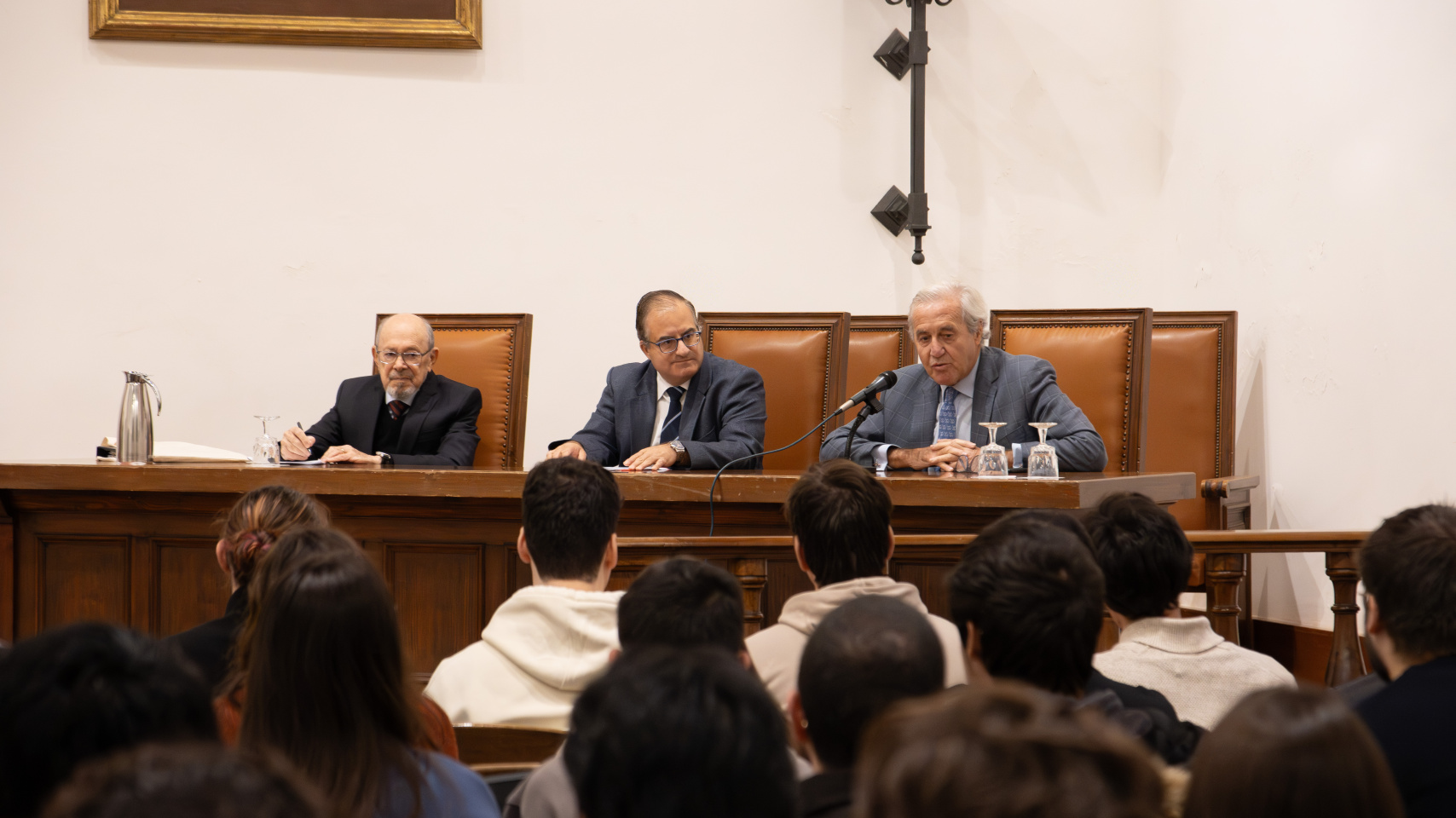 Ignacio Berdugo, coordinador de la jornada; Raúl Sánchez Prieto, vicerrector de Internacionalización y Cooperación de la USAL; Salomón Lerner, expresidente de Comisión de la Verdad y la Reconciliación de Perú durante la Jornada sobre Justicia, Memoria y Democracia en América Latina