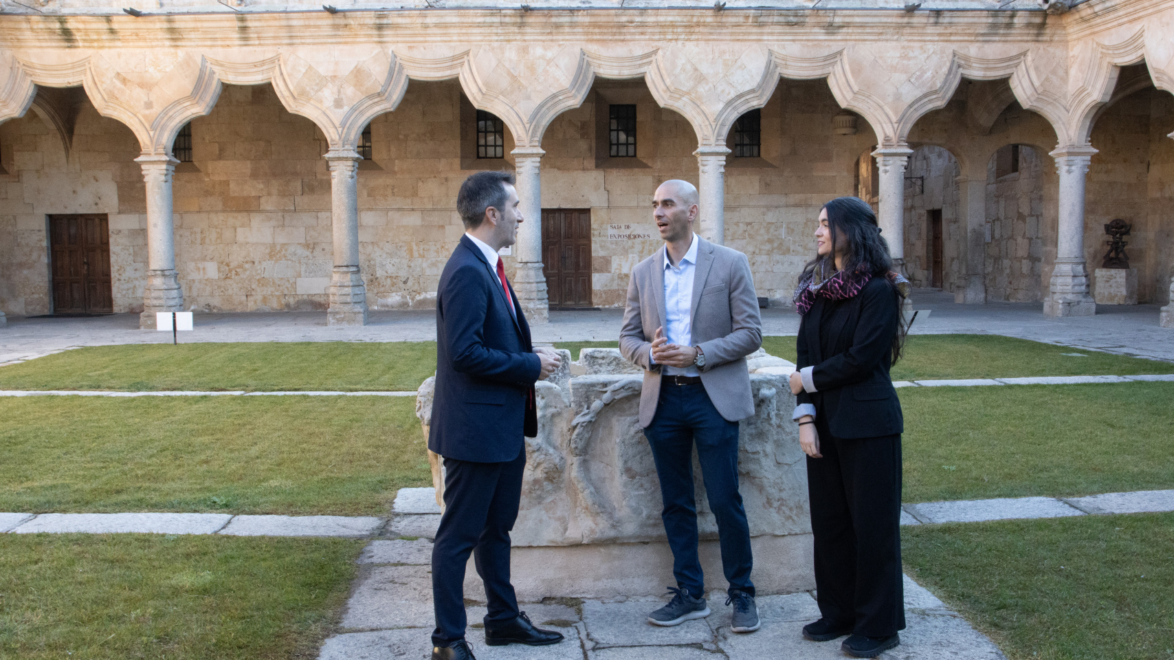 Federico Bueno de Mata, vicerrector de Transferencia, Innovación y Emprendimiento junto a  Raúl Rivas, director del Servicio de Producción e Innovación Digital y  Berta Joven, responsable de Difusión de la Unidad de Cultura Científica y de la Innovación.
