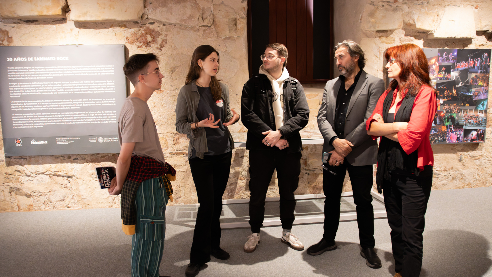 Marta Gutiérrez Sastre, vicerrectora de Estudiantes, Inclusión, Igualdad y Compromiso Social; Javier Panera, director del Servicio de Actividades Culturales; y Alejandro Casas Gómez, Rodrigo Alejandro Pernas y Morgane Casagrande, representantes del Colectivo Estudiantil Alternativo (CEA)