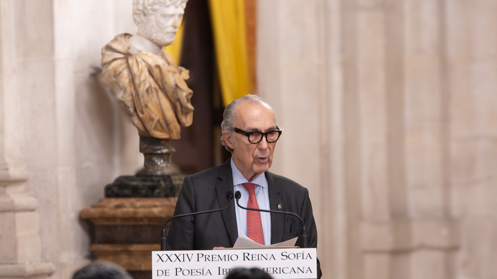 Luis Alberto de Cuenca confiesa que el Premio Reina Sofía de Poesía constituye el "colofón de su libro de devoción" por Su Majestad