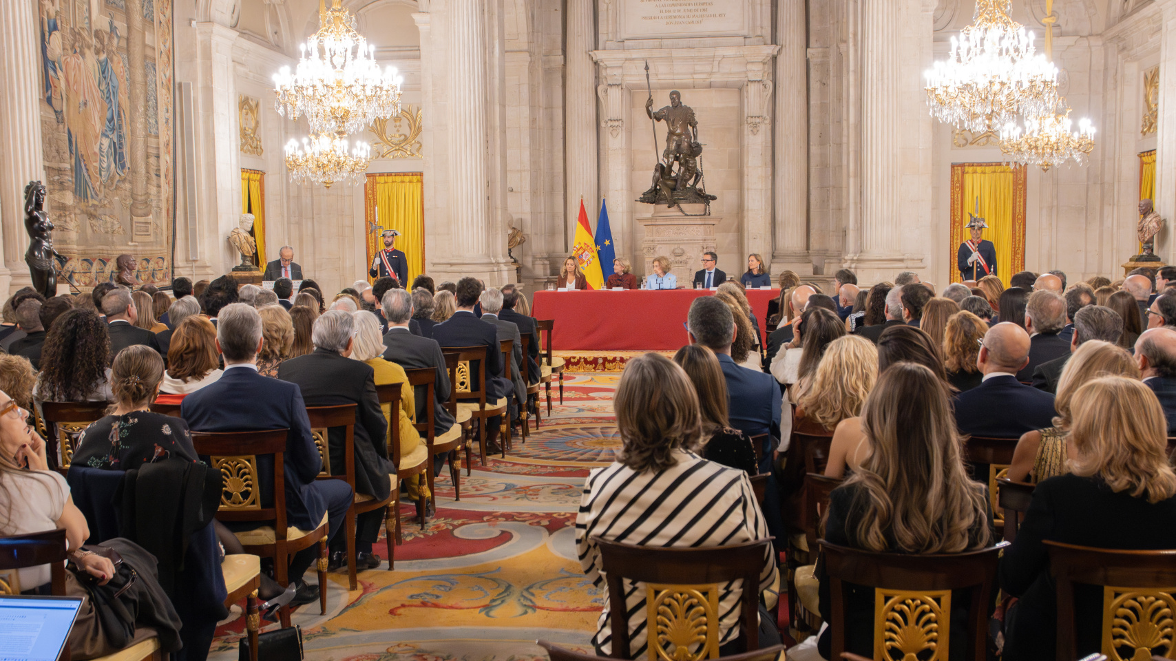 Luis Alberto de Cuenca confiesa que el Premio Reina Sofía de Poesía constituye el "colofón de su libro de devoción" por Su Majestad