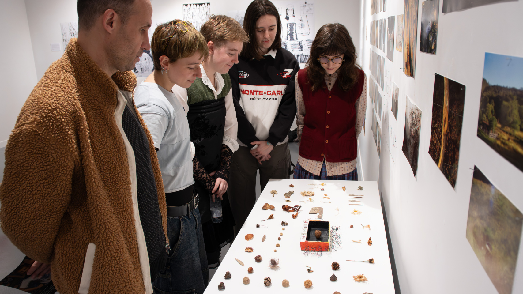 La Salaseis de la Facultad de Bellas Artes reivindica la identidad asturiana en la muestra ‘Señardá’