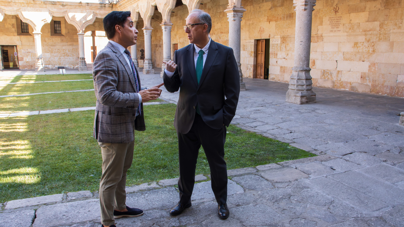 El vicerrector de Investigación de la Universidad de Salamanca, José Miguel Mateos Roco; y el CEO y fundador de Startup Olé, Emilio Corchado durante la atención a medios