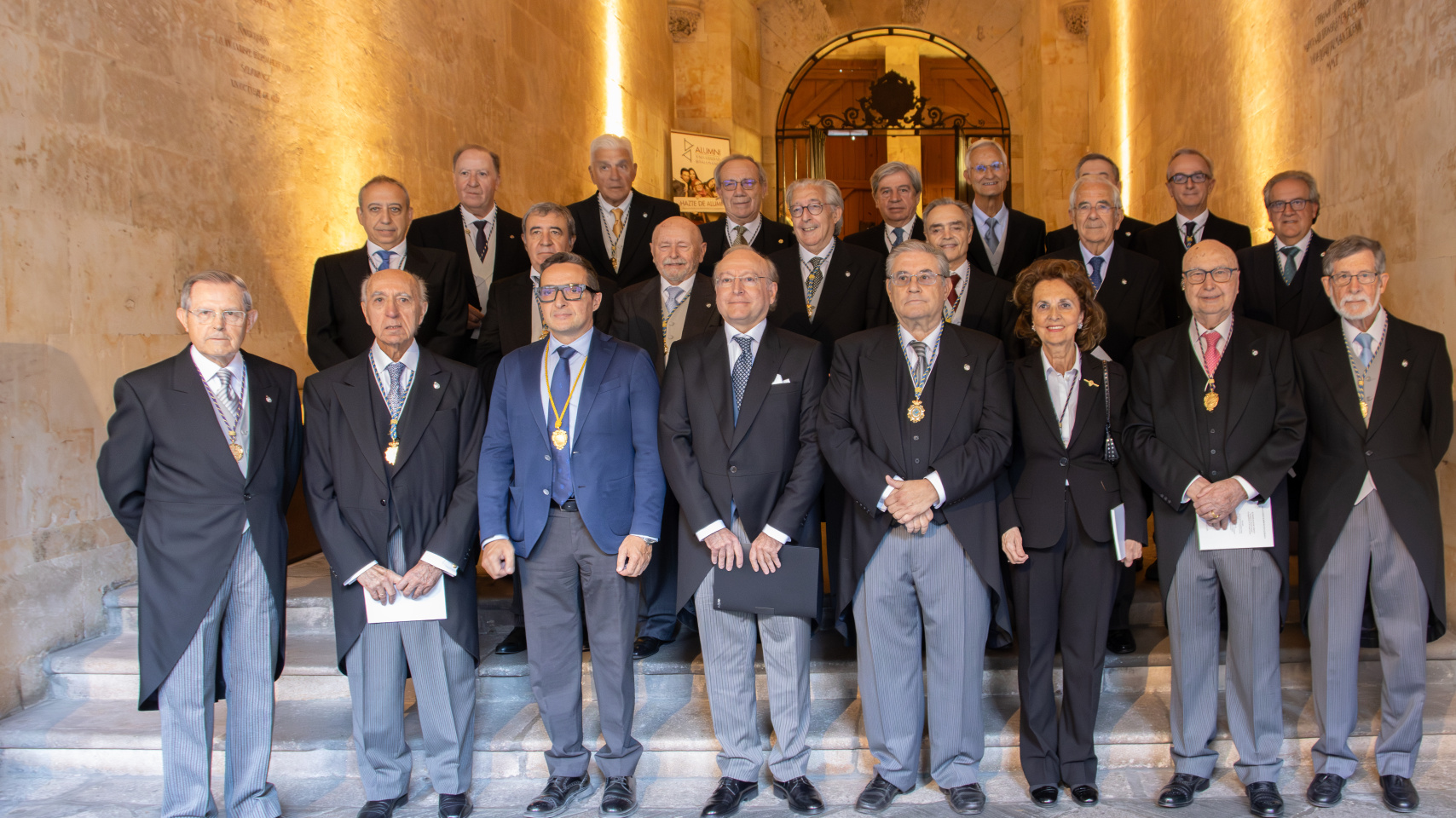 El rector, Juan Manuel Corchado junto al profesor del Área de Oftalmología de la Universidad de Salamanca, Emiliano Hernández Galilea, acompañados por miembros de la RAMSA