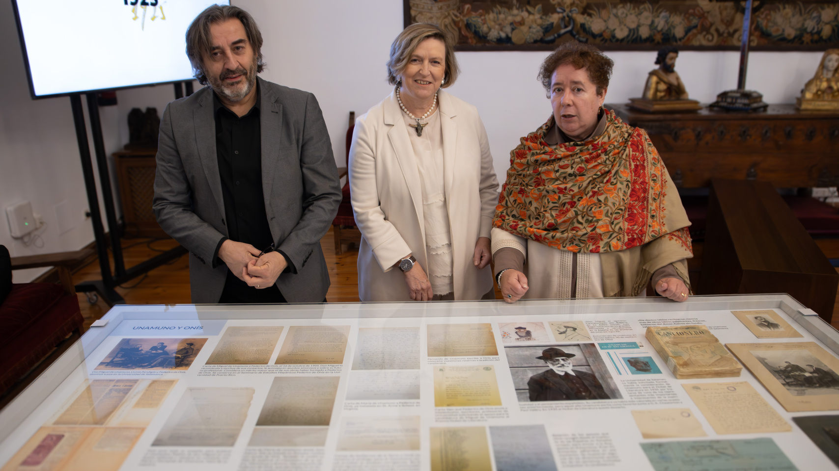 La vicerrectora de Cultura, Matilde Olarte; el director del Servicio de Actividades Culturales, Javier Panera; y la comisaria de la colección, miembro del Grupo de Investigación Reconocido Ihmagine y profesora de la Universidad de Burgos, Adelaida Sagarra