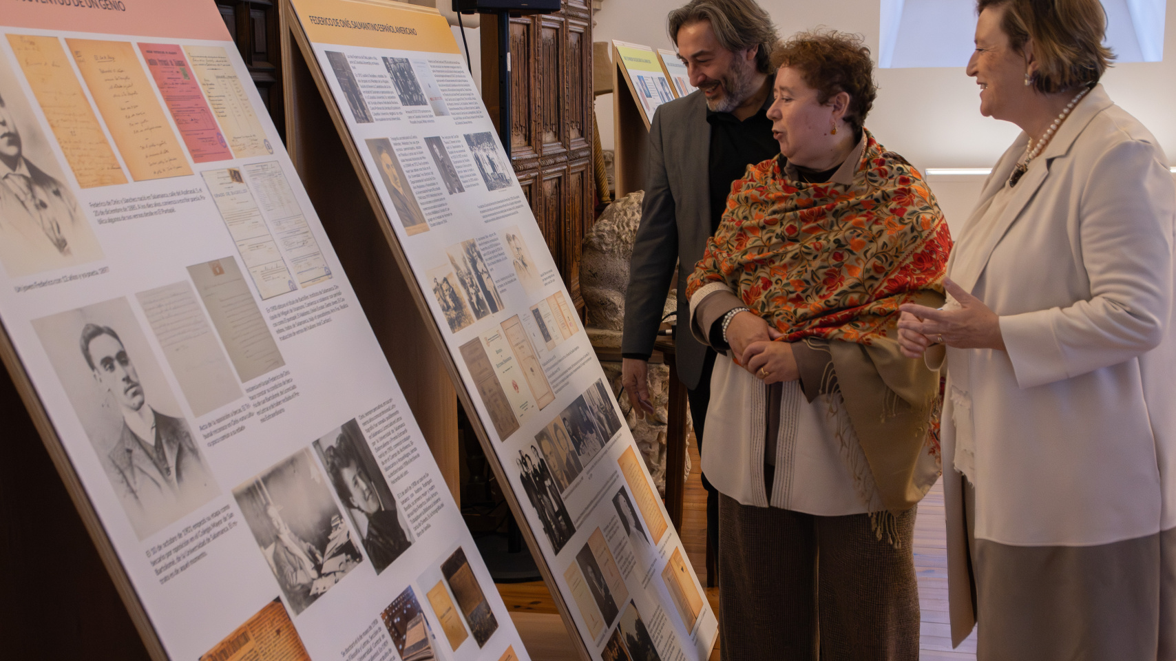 Inauguración de la exposición con la vicerrectora de Cultura, Matilde Olarte; el director del Servicio de Actividades Culturales, Javier Panera; y la comisaria de la colección, miembro del Grupo de Investigación Reconocido Ihmagine y profesora de la Universidad de Burgos, Adelaida Sagarra