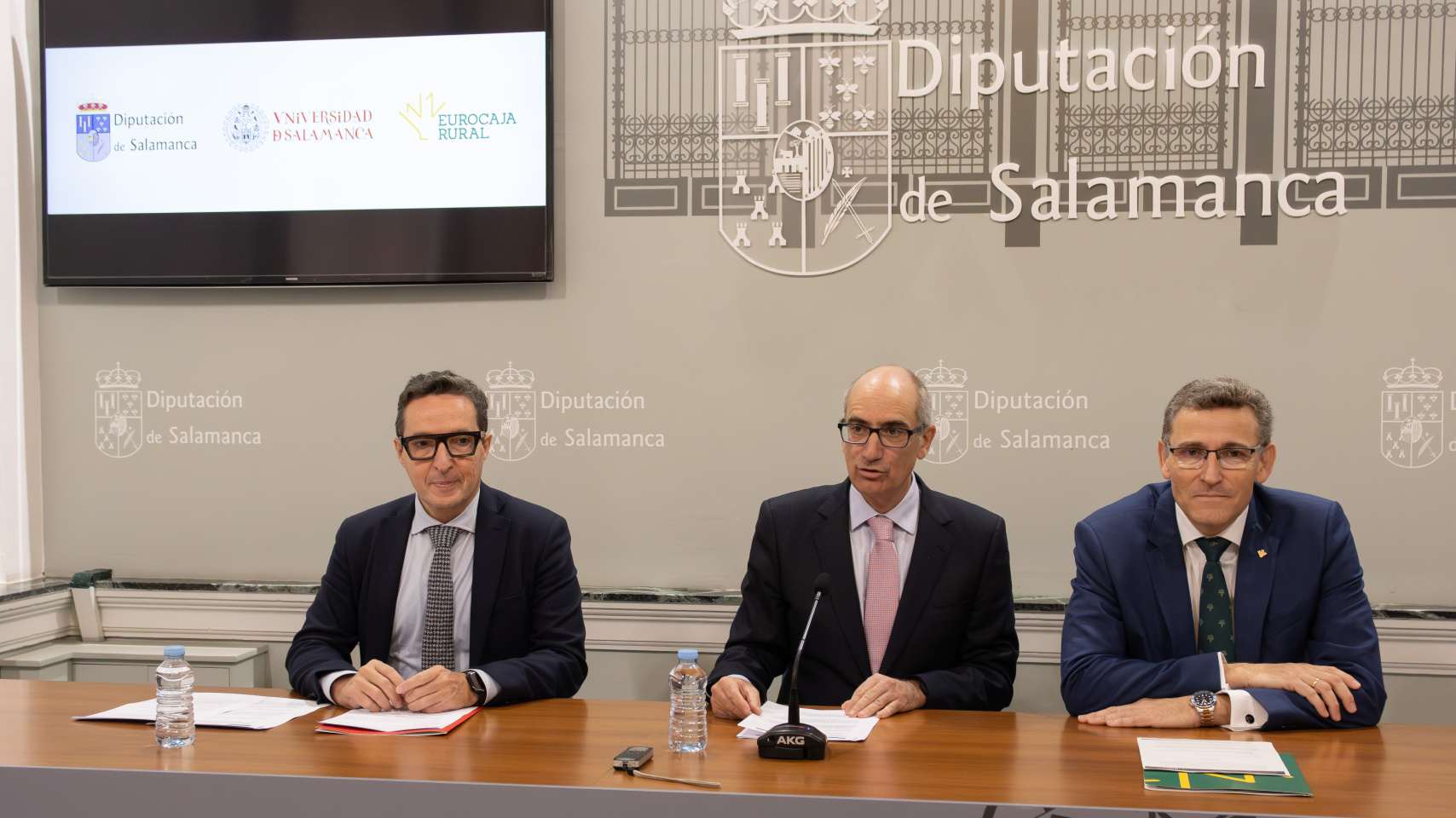 De izquierda a derecha: Juan Manuel Corchado, rector de la  Universidad de Salamanca;  Javier Iglesias, el presidente de la Diputación; Víctor Manuel Martín, director general de Eurocaja Rural