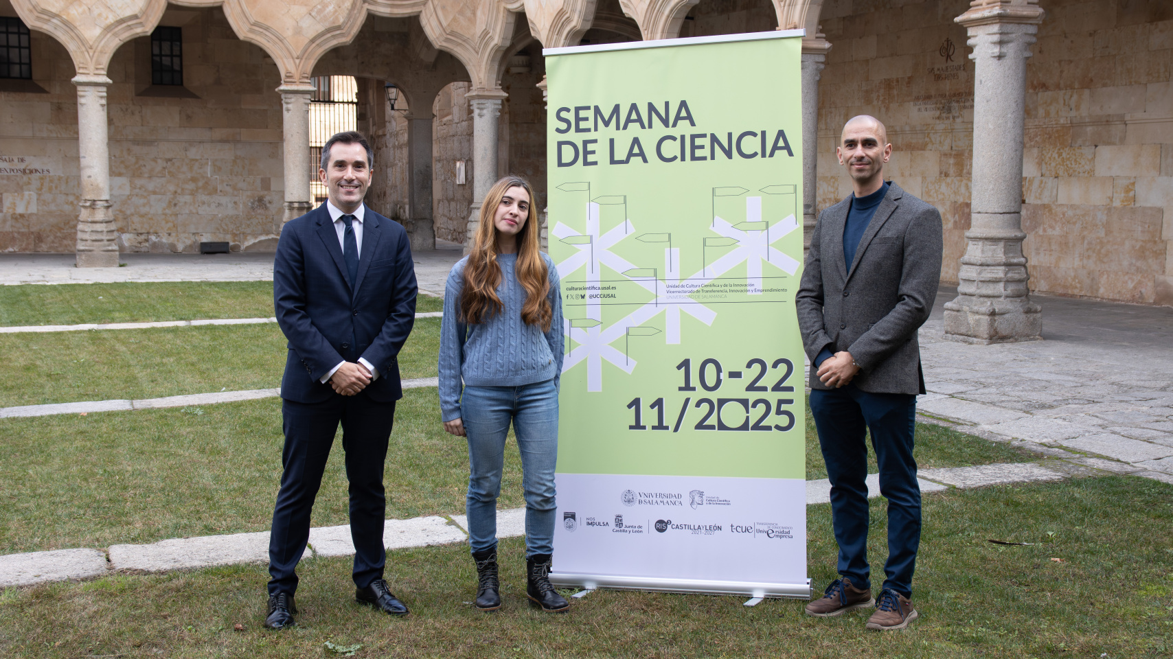 Federico Bueno de Mata, vicerrector de Transferencia, Innovación y Emprendimiento,  acompañado por Raúl Rivas, director del Servicio de Producción e Innovación Digital; y Marian Tardáguila, técnico de la Unidad de Cultura Científica y de la Innovación (UCC+i)