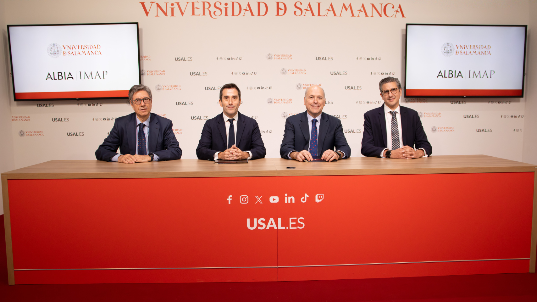 De izq. a dcha: Julio Pindado, profesor de la Universidad de Salamanca; Federico Bueno de Mata, vicerrector de la USAL; Fernando Cabos y Ricardo Dávila representantes de Albia