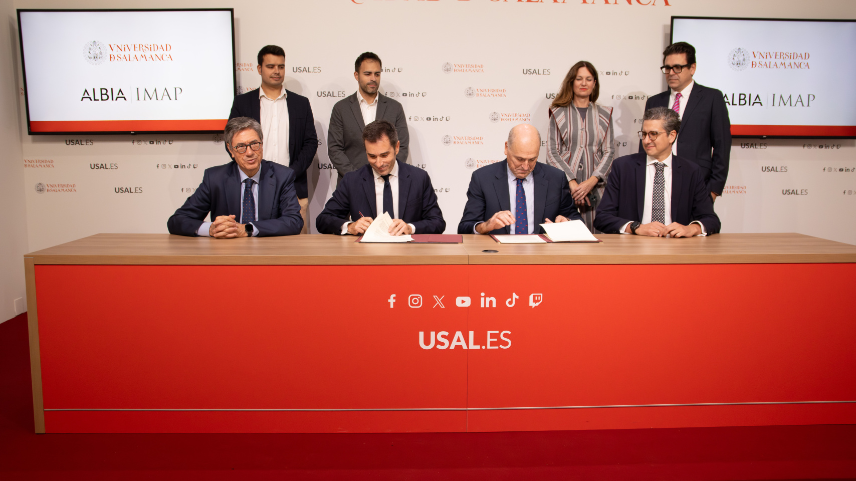 Acto de firma del acuerdo entre la Universidad de Salamanca y Albia IMAP, con la participación de Federico Bueno de Mata, Julio Pindado, Fernando Cabos, Ricardo Dávila y otros representantes de ambas entidades