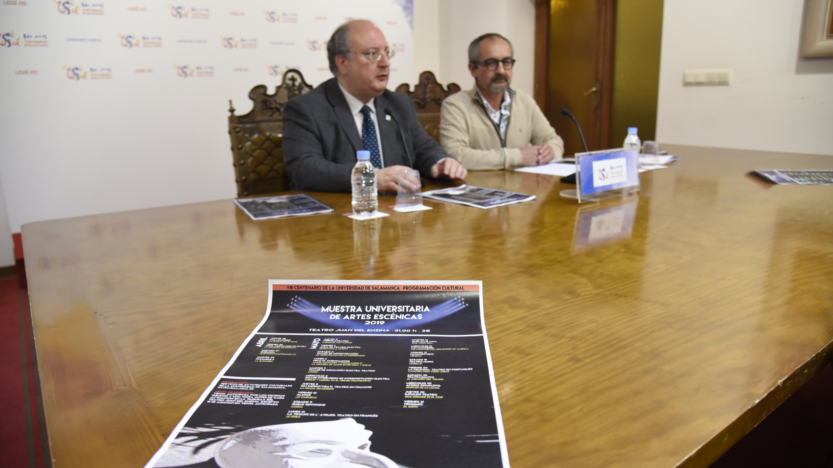 En primer plano el cartel de la Muestra.