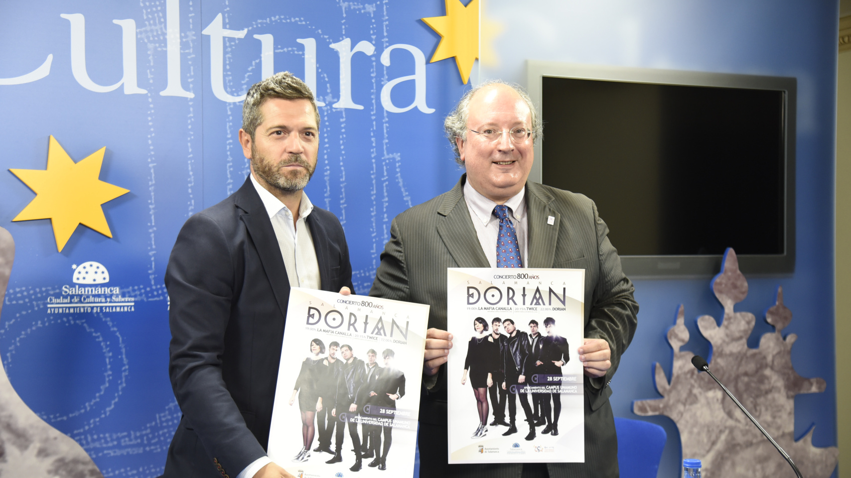 El concejal Julio López y Enrique Cabero, muestran el cartel del Concierto de Bienvenida del nuevo curso