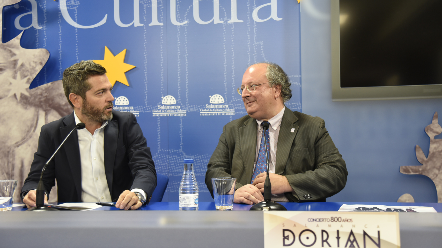 El concejal Julio López y Enrique Cabero, durante la presentación del concierto