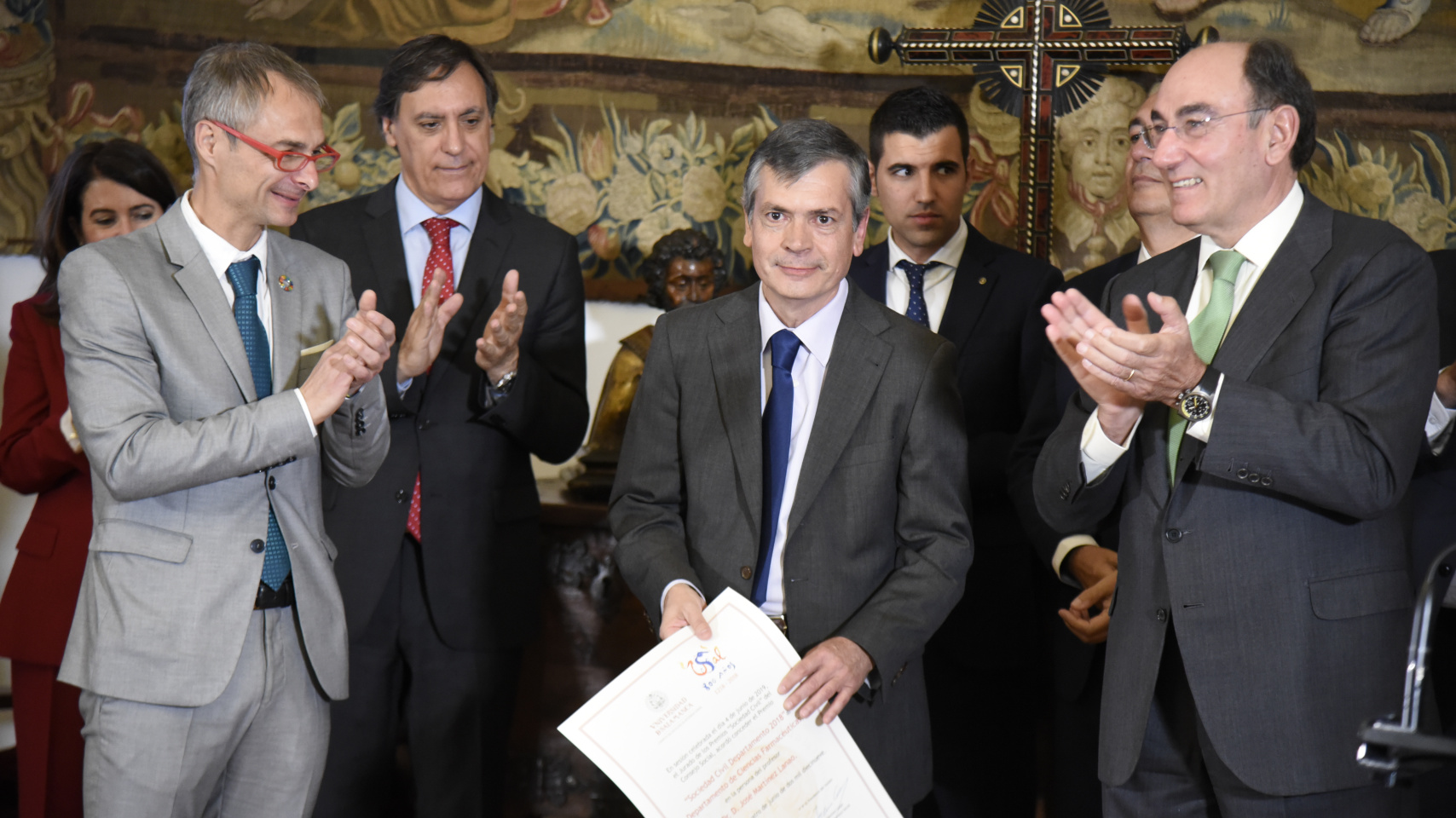 El profesor José Martínez Lanao recoge el Premio Premio Sociedad Civil al Departamento