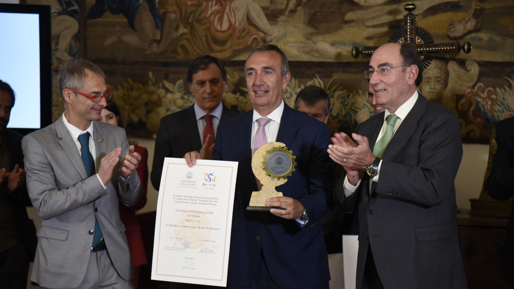 El director general territorial Centro de Mapfre, Antonio Vigil-Escalera, ha recogido el Premio “Sociedad Civil a la Empresa"