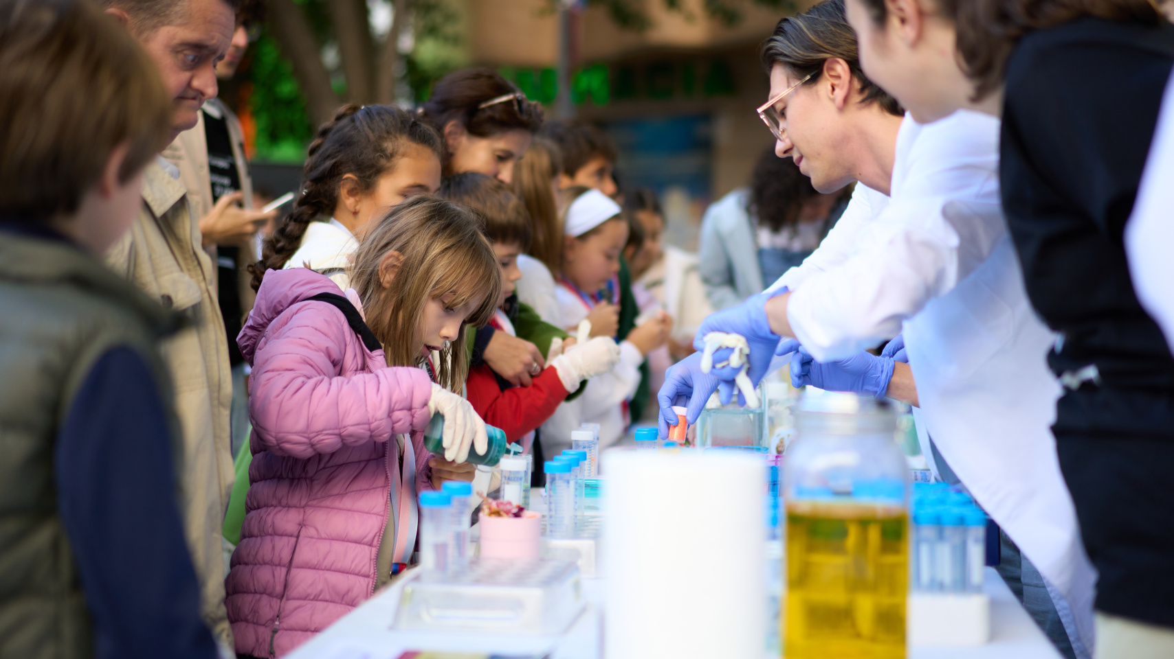 Participantes en la Noche Europea de los Investigadores organizada en la plaza del Oeste.