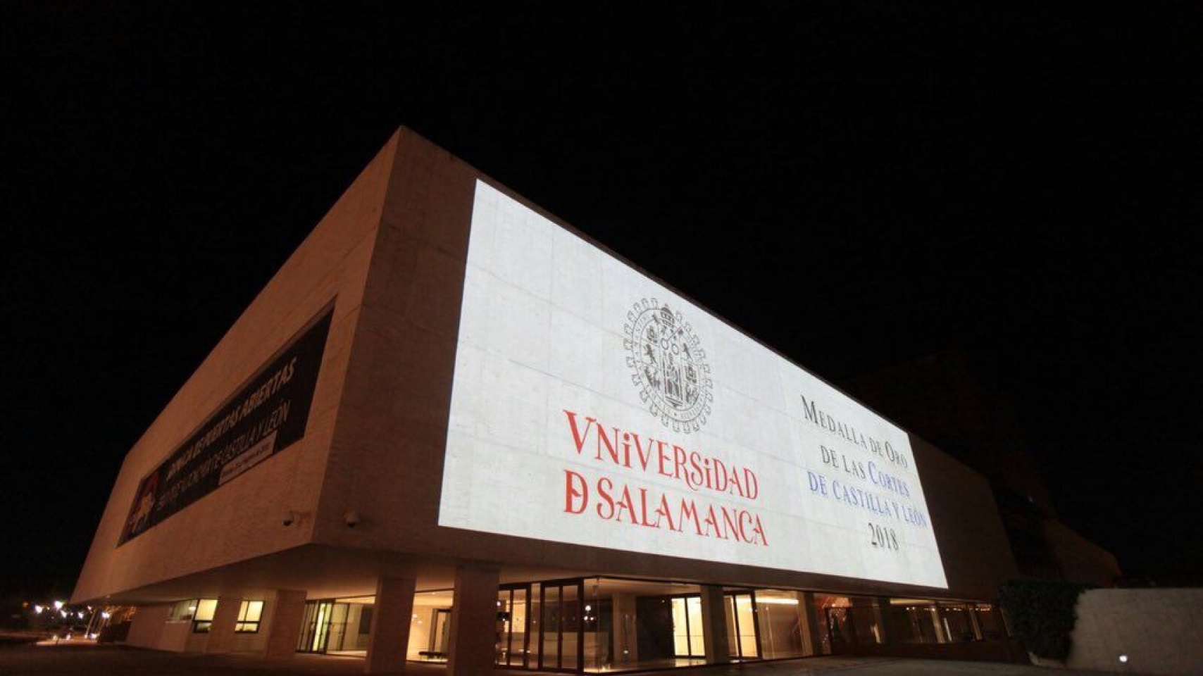 El edificio de las Cortes se iluminó al anochecer como homenaje a la Universidad de Salamanca