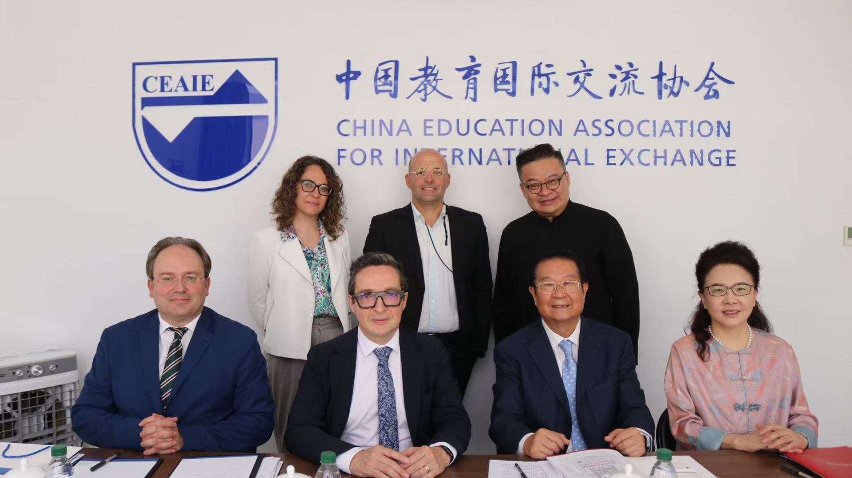 El rector Juan Manuel Corchado, responsables del vicerrectorado de Internacionalización y Cooperación, y representantes de las universidades de Pekín, Tsinghua y la China Education Association for International Exchange (CEAIE).