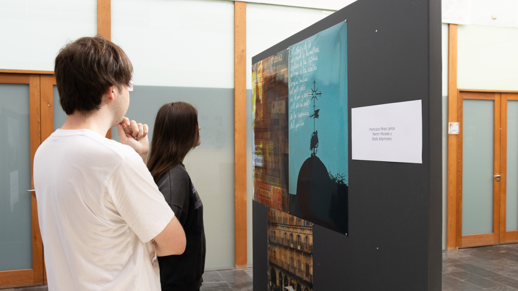 Estudiantes disfrutan de la exposición que acoge el Edificio Anayita