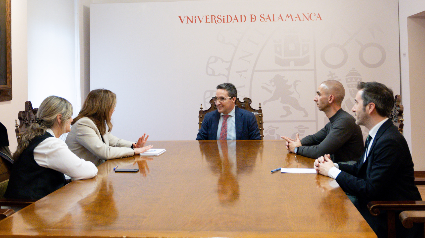 Reunión de trabajo en la Sala de Retratos del Rectorado. de izq. a dcha.: Mónica Juan, Ana López, Juan Manuel Corchado, Raúl Rivas y Federico Bueno de Mata.