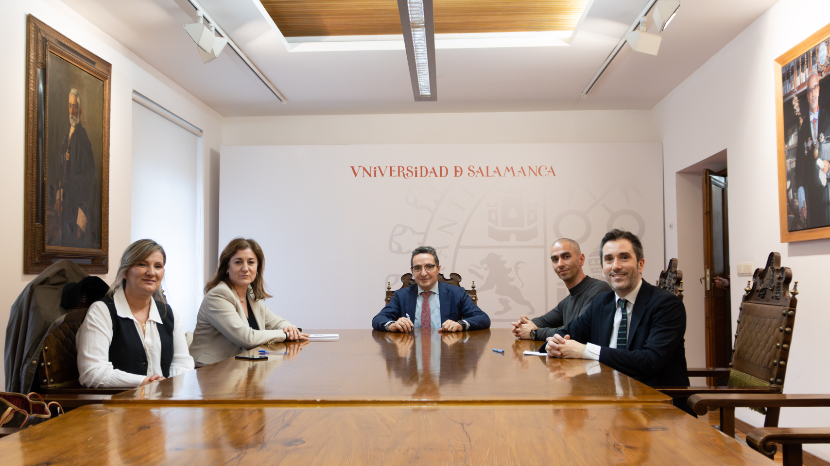 Reunión de trabajo en la Sala de Retratos del Rectorado. de izq. a dcha.: Mónica Juan, Ana López, Juan Manuel Corchado, Raúl Rivas y Federico Bueno de Mata.