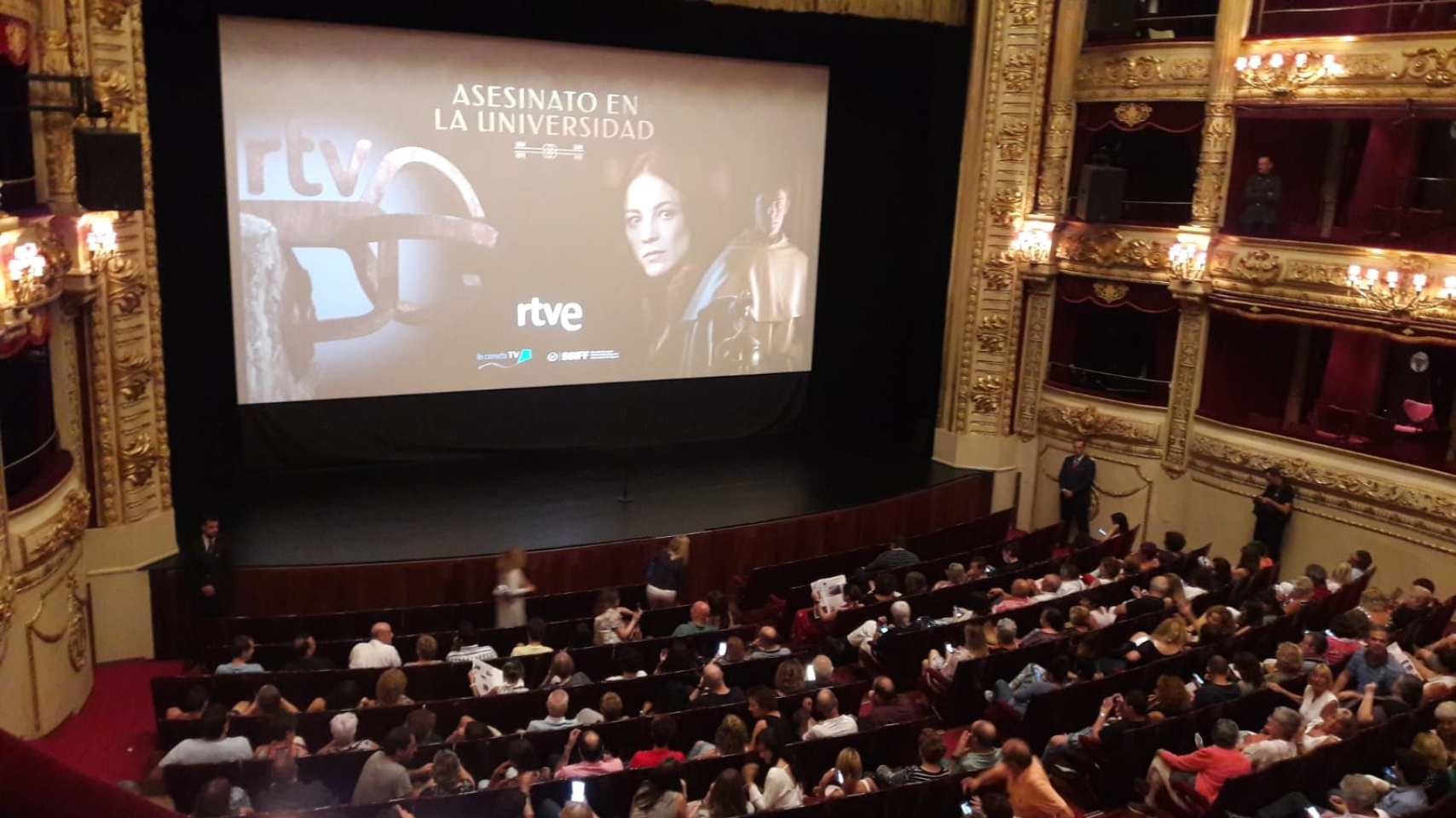 La sala unos momentos antes del comienzo de la proyección
