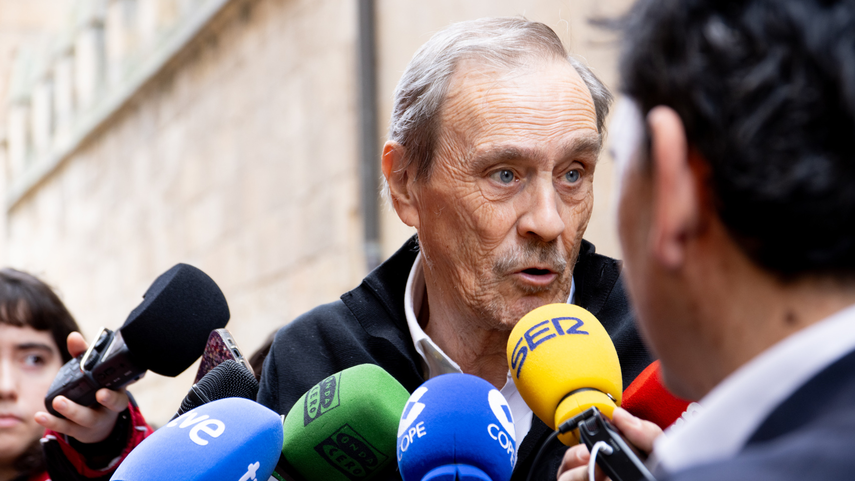 Ángel Lozano, director del proyecto "Unamuno Digital", durante la atención a medios