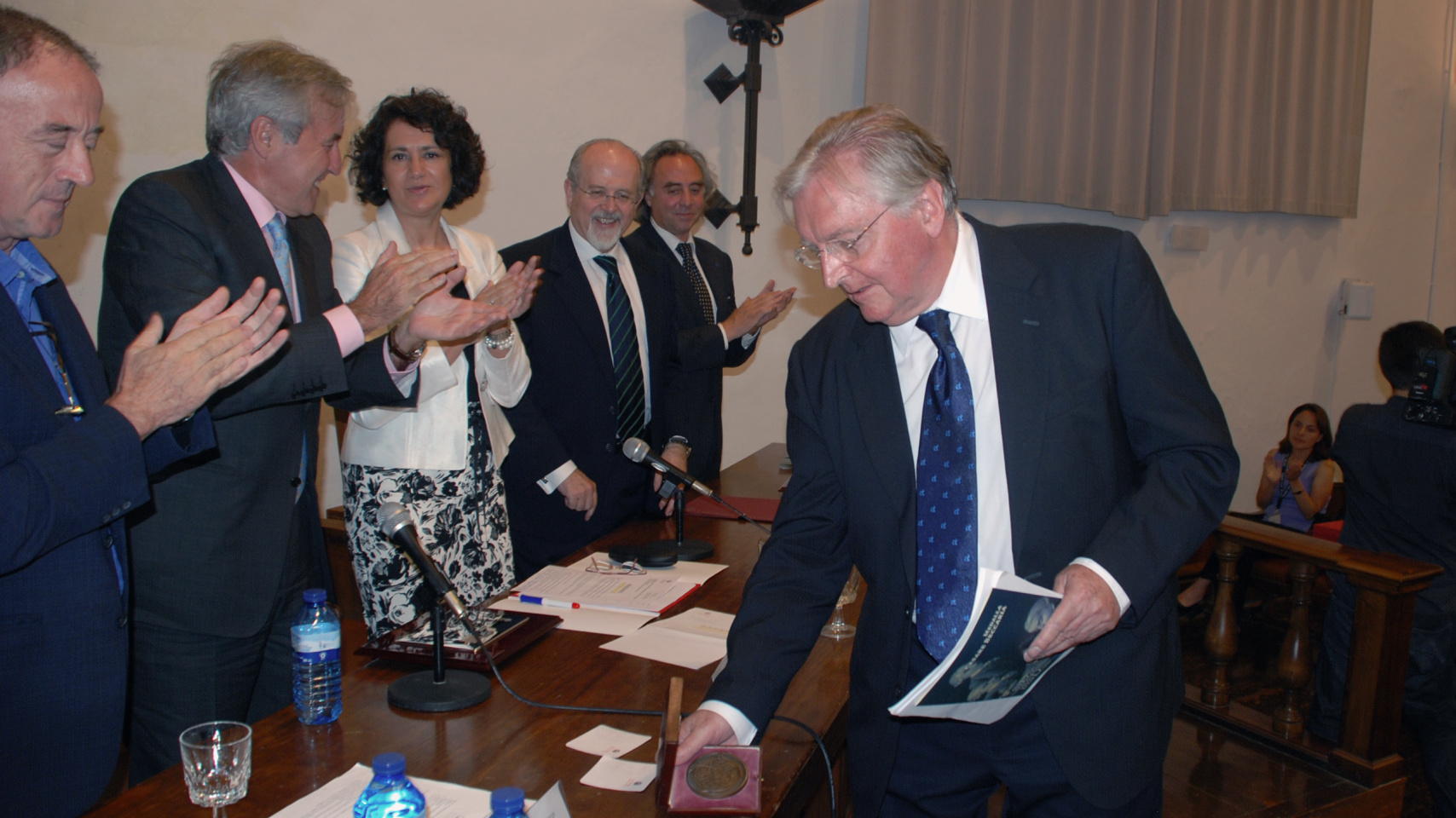 El catedrático emérito de la Universidad de Oxford recogió el galardón de manos de la vicerrectora de Investigación