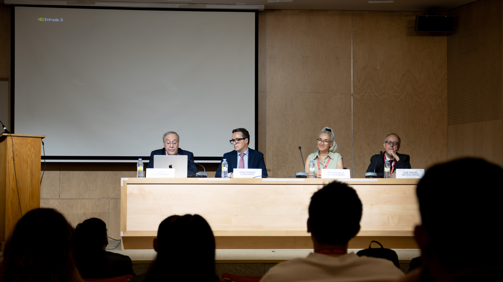 Inauguración del curso por parte del rector Juan Manuel Corchado, el vicerrector José Miguel Mateos Roco y los profesores Carlos Bustamante y Eva Nogales.
