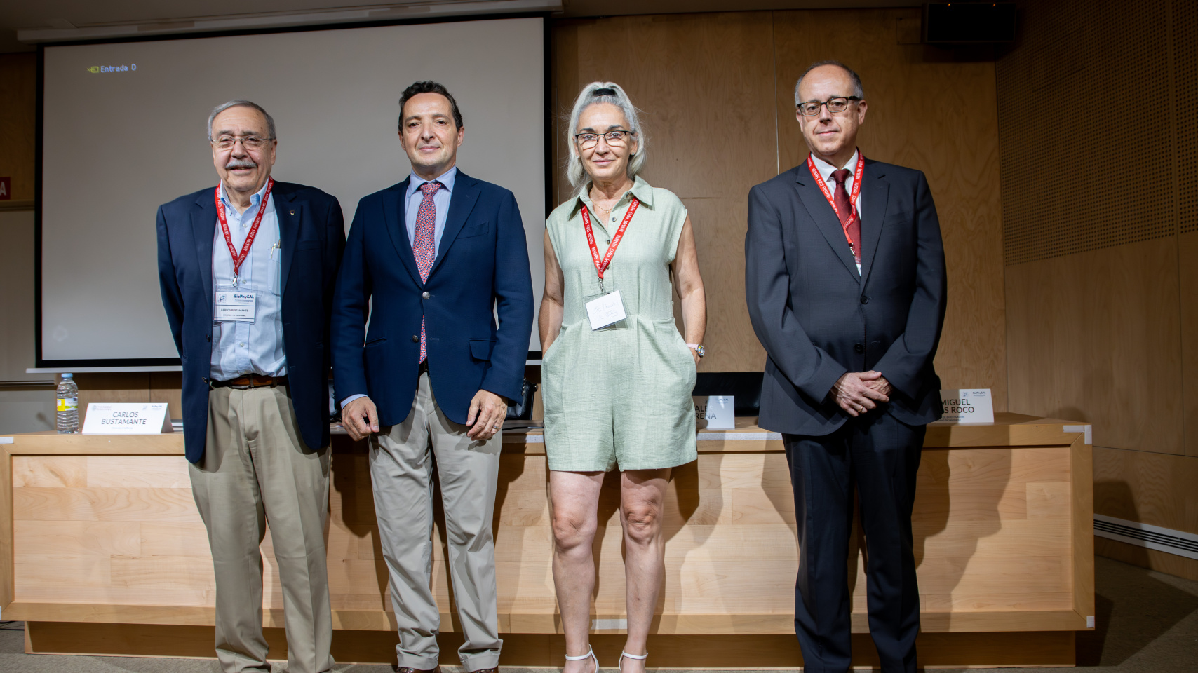 Inauguración del curso por parte del rector Juan Manuel Corchado, el vicerrector José Miguel Mateos Roco y los profesores Carlos Bustamante y Eva Nogales.