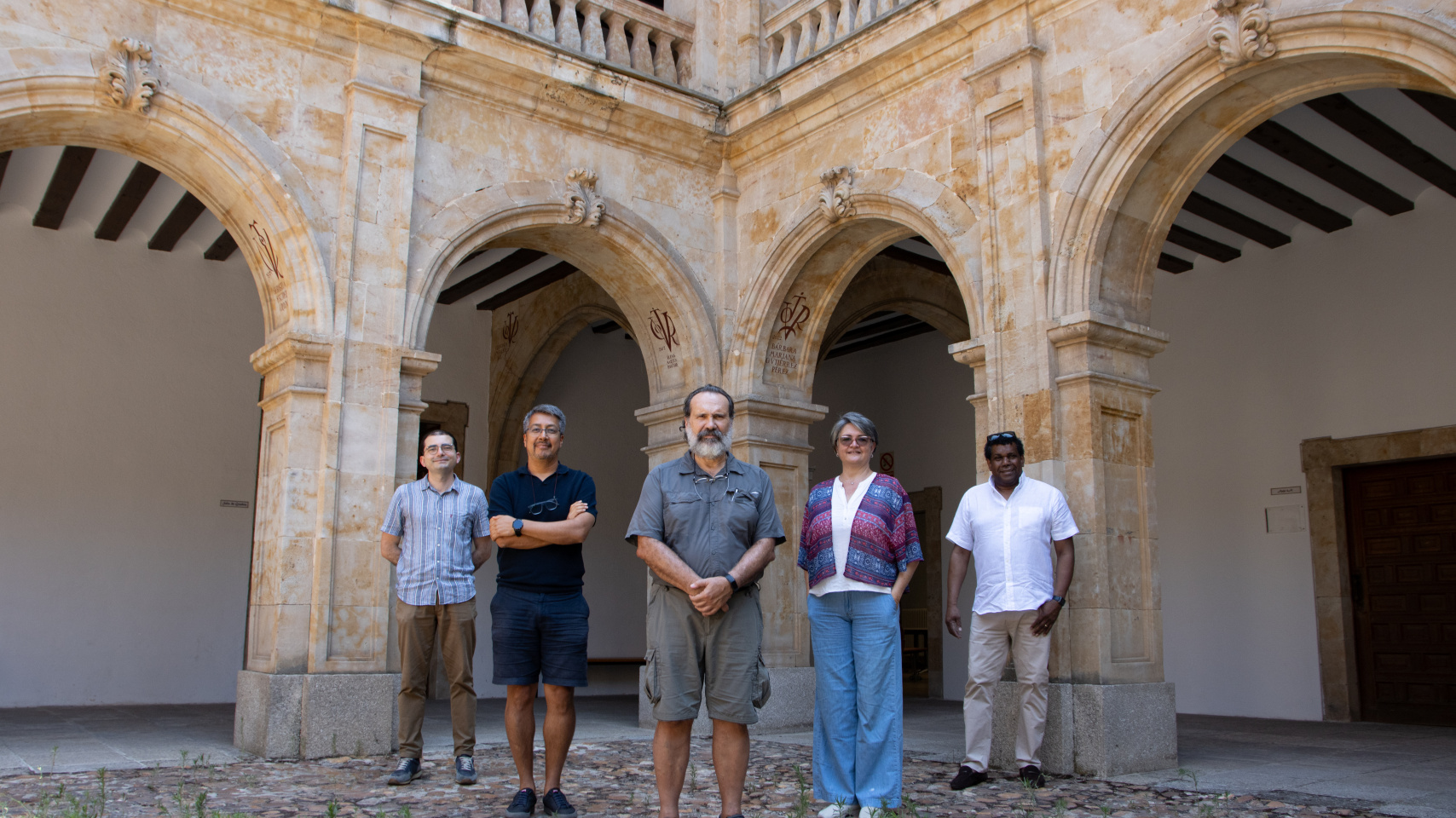 Miembros del proyecto Erasmus + ‘EL-BONGÓ physics’. De izq. a dcha.: Manuel Vielma, profesor de la USAL y CEO de E-PISTEME; Camilo Ruiz, profesor de la USAL y miembro del equipo WP1; Luis A. Núñez, astrofísico de altas energías y co Investigador Principal del proyecto; Ysabel Briceño, comunicadora social de la Universidad Autónoma de Bucaramanga; Justo Ospino Zúñiga, profesor de la USAL y miembro equipo WP1