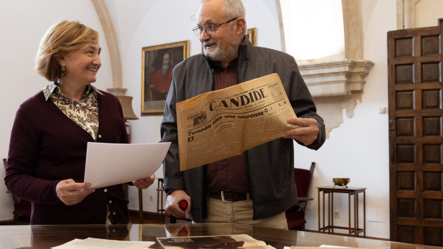 Ana Chaguaceda, directora de Casa-Museo Unamuno y Carlos Sá analizan los documentos